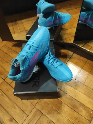 Botas de fútbol Adidas azules y rosas