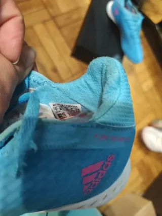 Botas de fútbol Adidas azules y rosas