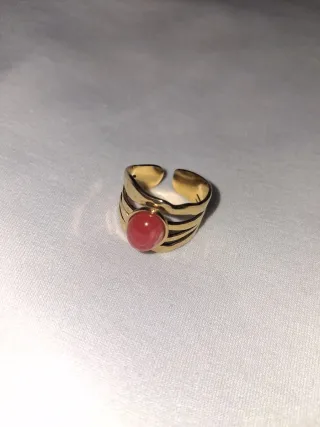 Anillo ajustable dorado con piedra roja