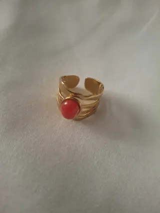 Anillo ajustable dorado con piedra roja