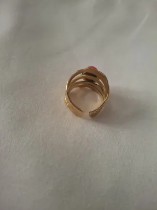 Anillo ajustable dorado con piedra roja