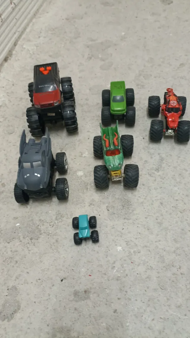 Lote 6 Monster Trucks Hot Wheels