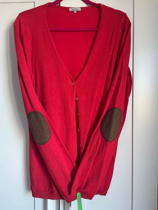 Chaqueta de punto roja con coderas