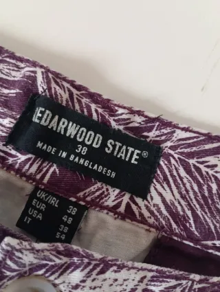 Pantalón corto estampado hojas