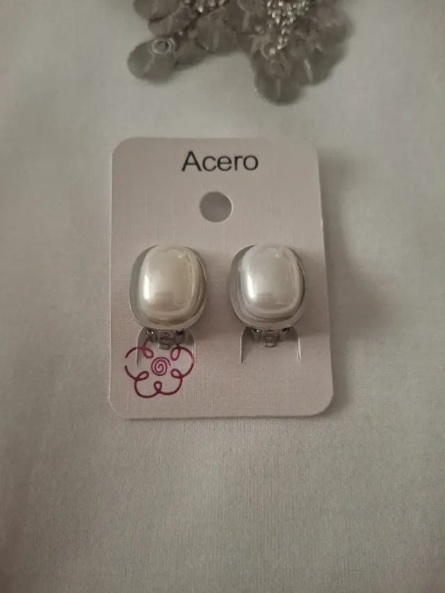 Lote Pendientes de bisutería plateados y blancos