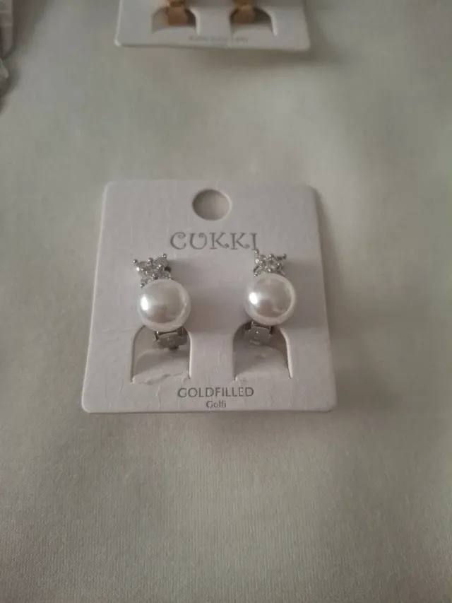 Lote Pendientes de bisutería plateados y blancos