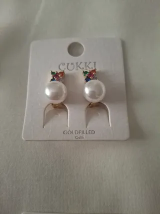 Lote Pendientes de bisutería plateados y blancos