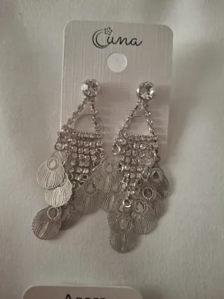 Lote Pendientes de bisutería plateados y blancos