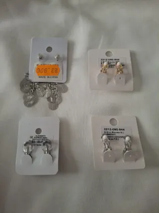 Lote Pendientes de bisutería plateados y blancos