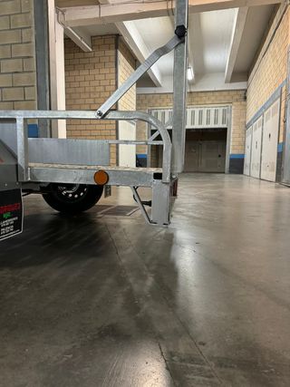 Remolque con freno de inercia y winche eléctrico