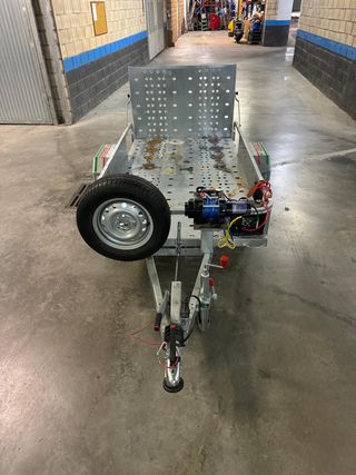 Remolque con freno de inercia y winche eléctrico