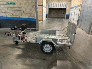 Remolque con freno de inercia y winche eléctrico