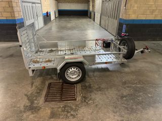 Remolque con freno de inercia y winche eléctrico