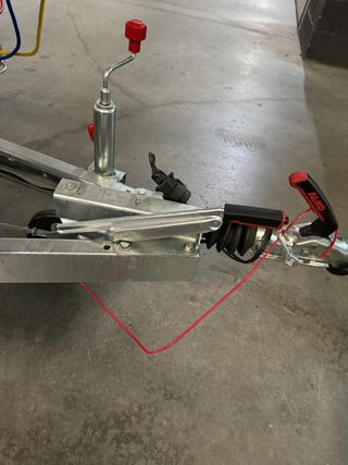 Remolque con freno de inercia y winche eléctrico