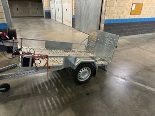 Remolque con freno de inercia y winche eléctrico