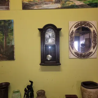 Reloj de pared madera oscuro y dorado