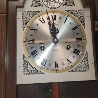 Reloj de pared madera oscuro y dorado