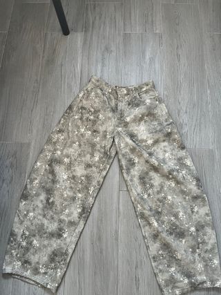 Pantalones vaqueros Bershka estampado floral