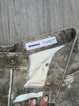 Pantalones vaqueros Bershka estampado floral