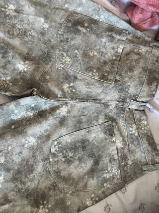 Pantalones vaqueros Bershka estampado floral