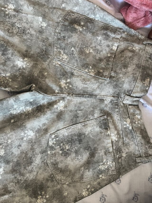 Pantalones vaqueros Bershka estampado floral