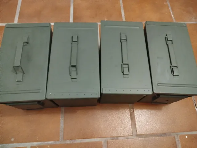 4 Cajas munición ejército (vacias) estancas.