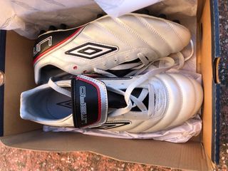 Botas de fútbol Umbro grises y blancas nuevas