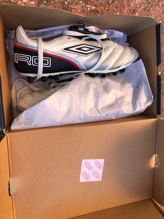 Botas de fútbol Umbro grises y blancas nuevas