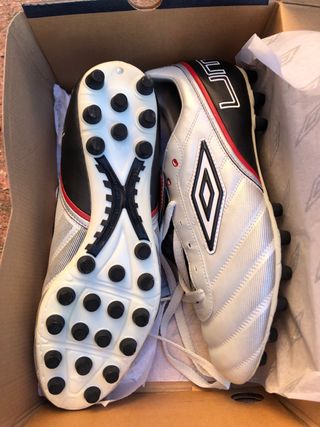 Botas de fútbol Umbro grises y blancas nuevas