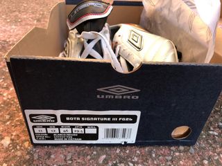 Botas de fútbol Umbro grises y blancas nuevas