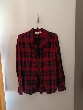 Camisa de cuadros roja y negra