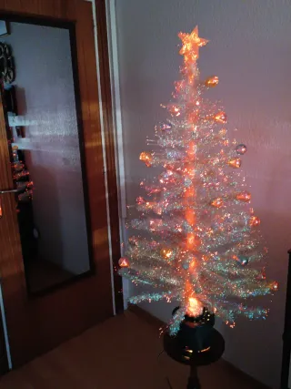 Árbol de Navidad con Luces y figuritas de madera