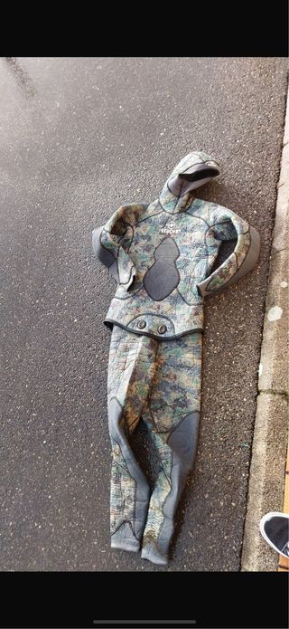 Traje de buceo camuflaje.
