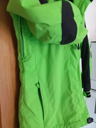 Anorak de montaña verde y negro, marca Zembla.