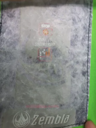 Anorak de montaña verde y negro, marca Zembla.