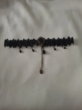 Gargantilla de encaje con abalorios