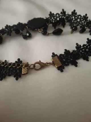 Gargantilla de encaje con abalorios