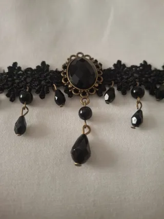 Gargantilla de encaje con abalorios