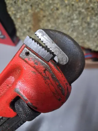 Llave de fontanero roja