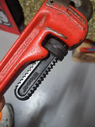 Llave de fontanero roja