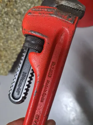 Llave de fontanero roja