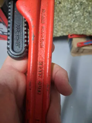 Llave de fontanero roja