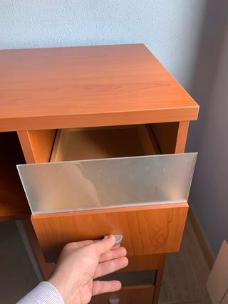 Mueble de madera con puertas de cristal