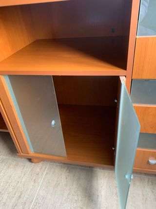 Mueble de madera con puertas de cristal