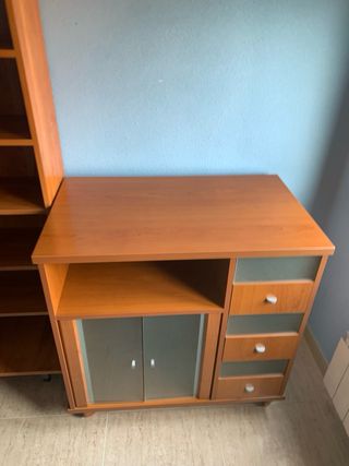 Mueble de madera con puertas de cristal