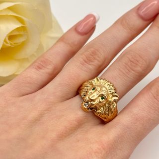 Anillo de oro 18kt león esmeraldas