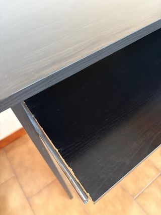 Escritorio negro con cajones