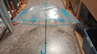 Paraguas transparente infantil con nubes