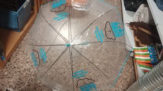 Paraguas transparente infantil con nubes