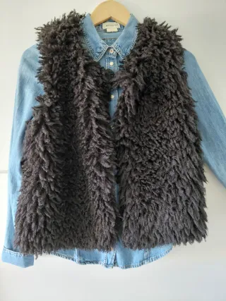 Chaleco efecto pelo negro.